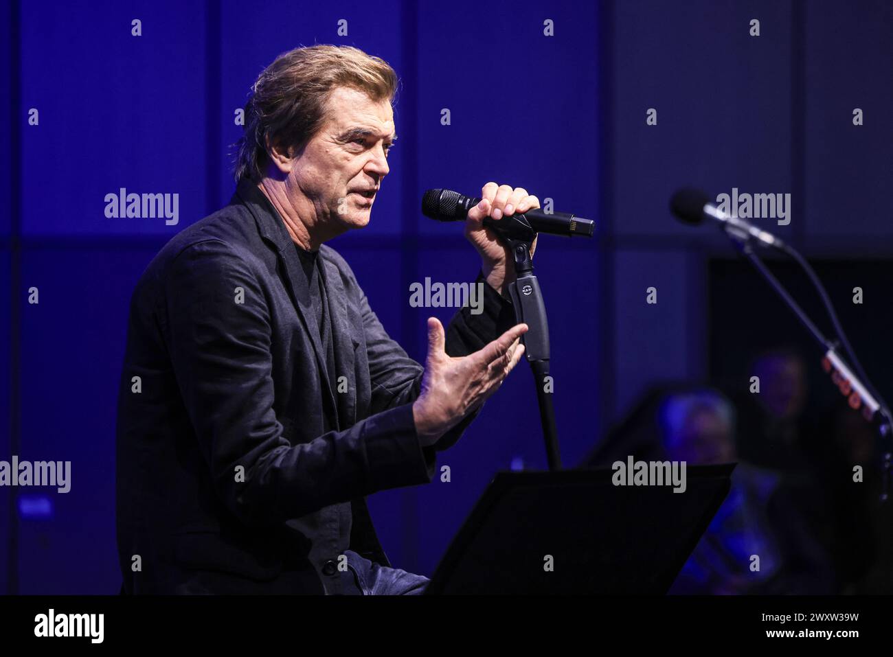 Duesseldorf, Germania. 2 aprile 2024. Il cantante della band Die Toten Hosen, Campino, parla alla sua conferenza ospite presso l'Università di Düsseldorf. Campino tenne la prima di due lezioni della sua cattedra ospite presso l'Università Heinrich Heine. Crediti: Oliver Berg/dpa/Alamy Live News Foto Stock