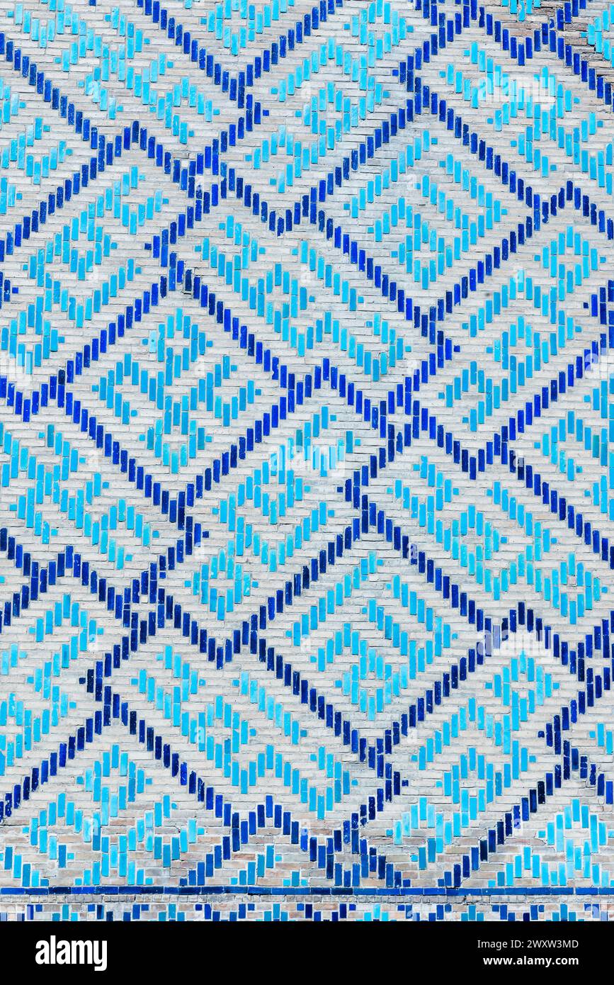 Antico muro a mosaico con motivo arabo, decorazione geometrica blu, vista frontale Foto Stock