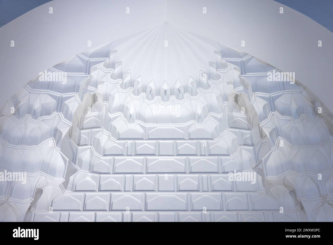 Sfondo fotografico architettonico in stile arabo con soffitto ad arco di un antico mausoleo. Dettagli interni bianchi Foto Stock