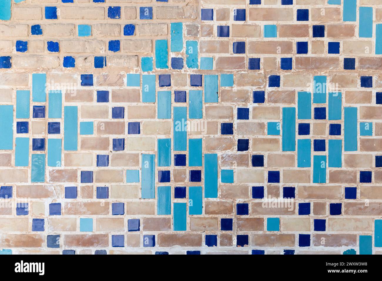 Decorazioni murali a mosaico antico con motivo arabo, piastrelle quadrate, vista frontale Foto Stock