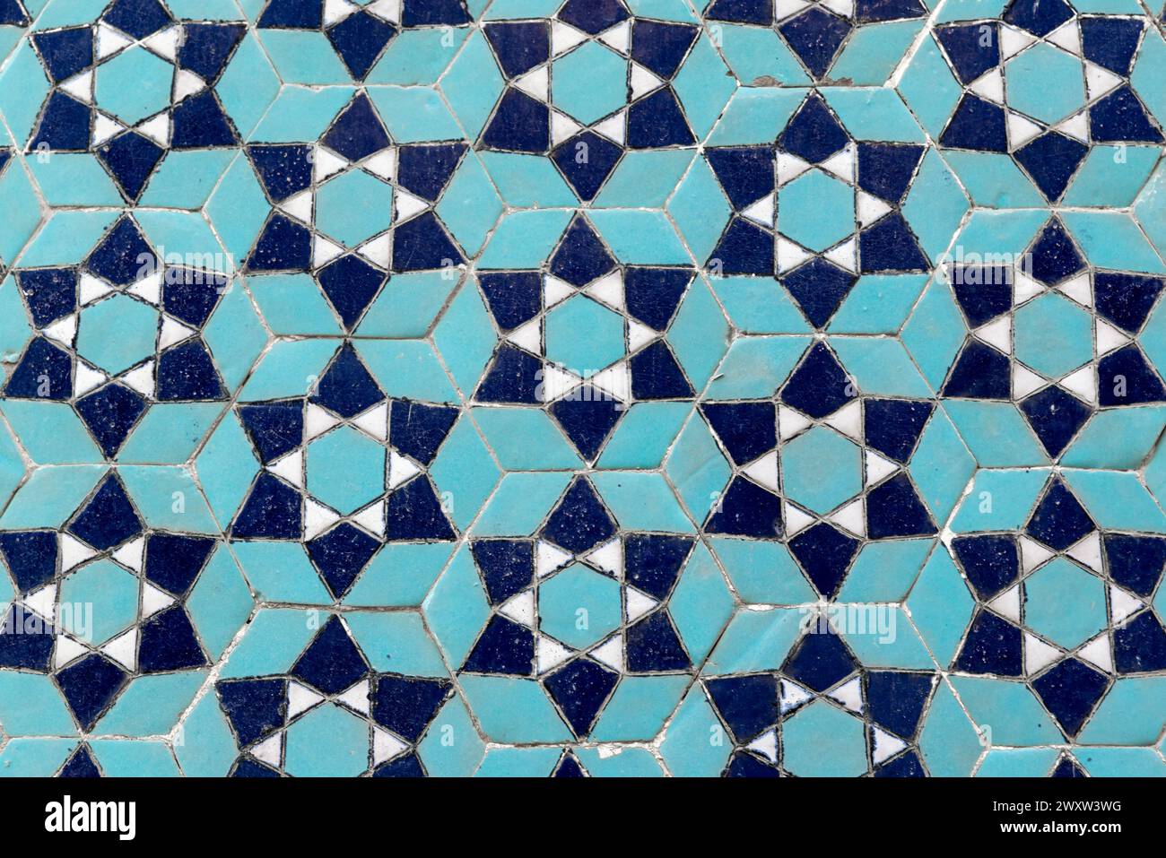 Antico muro a mosaico con motivi arabi, decorazioni geometriche, vista frontale Foto Stock