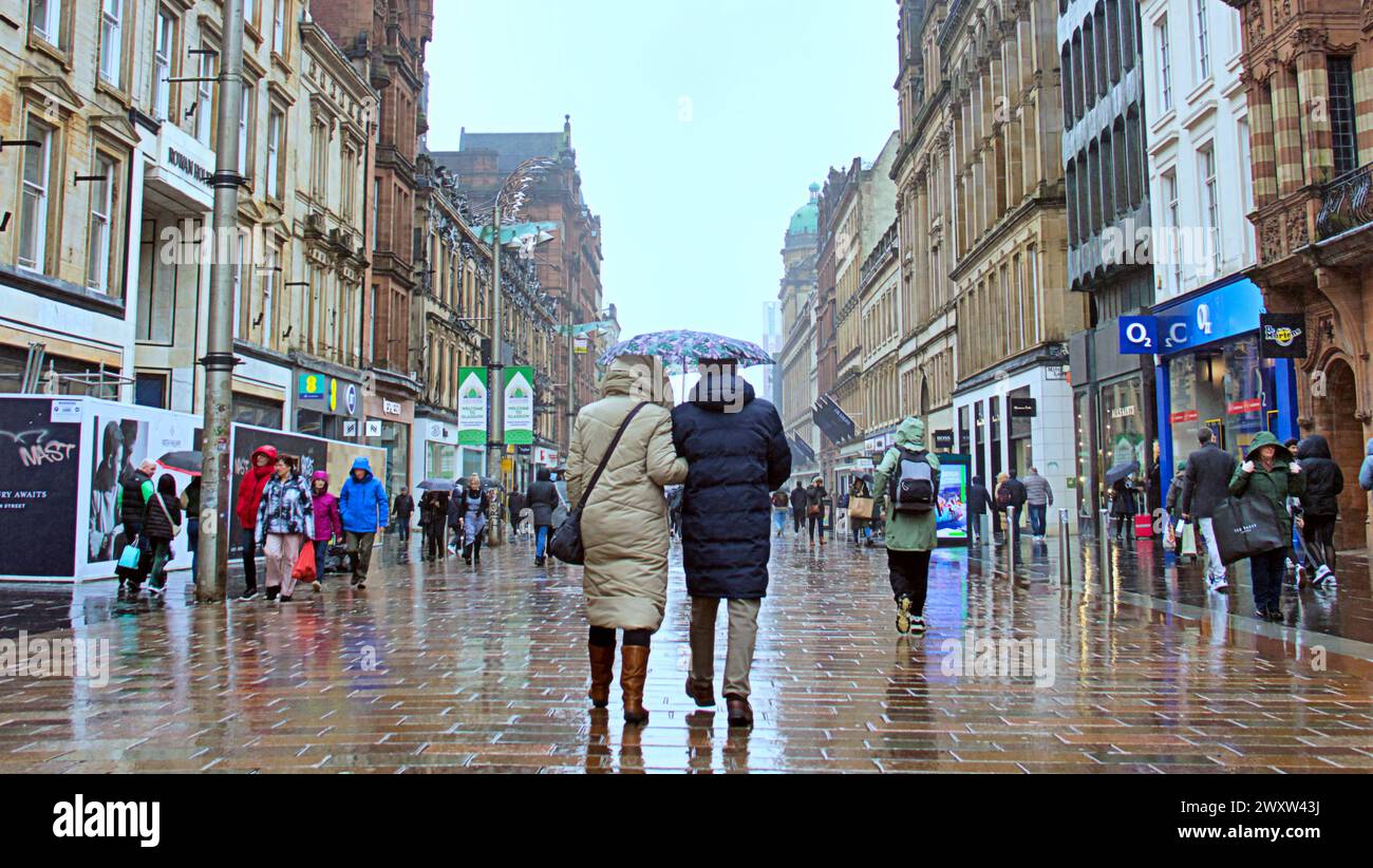 Glasgow, Scozia, Regno Unito. 2 aprile 2024: Meteo Regno Unito: Clima nuvoloso e pioggia nel centro della città sono apparsi con la gente del posto e i turisti in buchanan Street nel centro della città. Credit Gerard Ferry/Alamy Live News Foto Stock