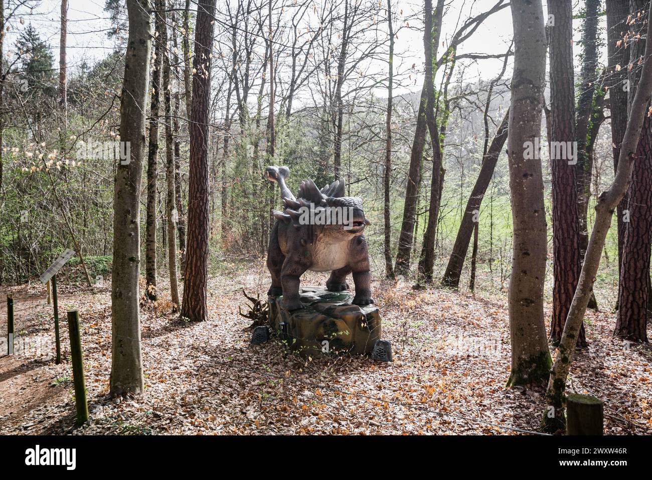 Una grande replica di dinosauri in natura, in una foresta Foto Stock