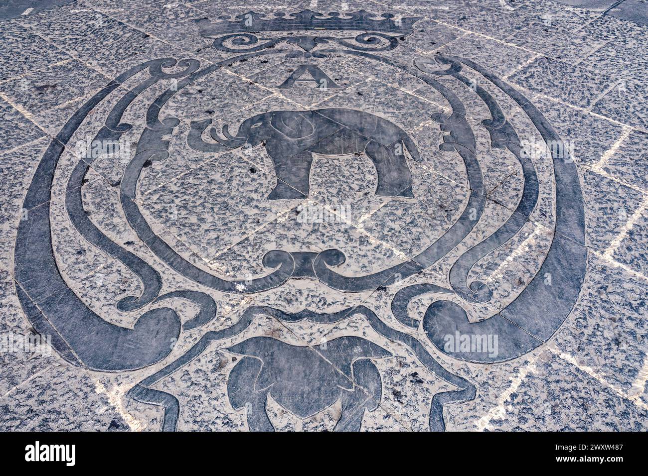 Logo dell'elefante sul pavimento in marmo di piazza del Duomo fuori Palazzo degli Elefanti a Catania, Sicilia. Foto Stock
