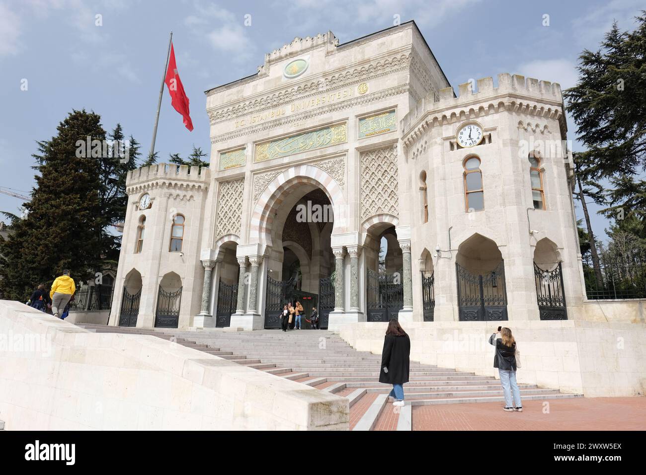 Istanbul Turchia - il cancello d'ingresso principale dell'Università di Istanbul con visitatori nel marzo 2024 Foto Stock