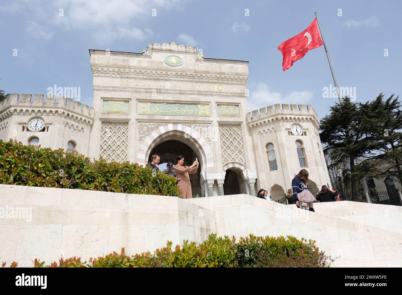 Istanbul Turchia - il cancello d'ingresso principale dell'Università di Istanbul con visitatori nel marzo 2024 Foto Stock