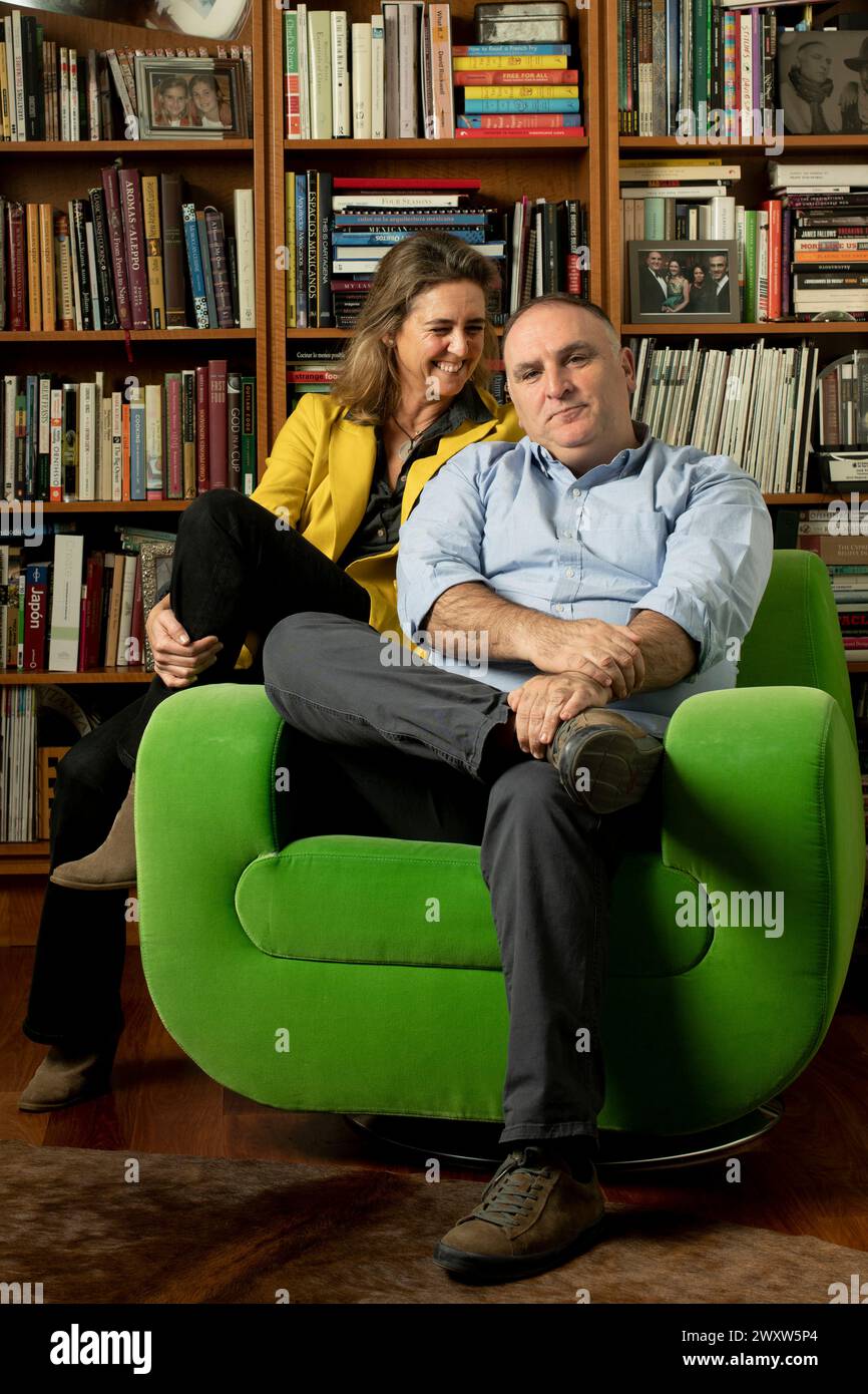 Chef e umanitario Jose Andres a casa a Bethesda Maryland con sua moglie Patricia Fernandez de la Cruz - World Central Kitchen Foto Stock