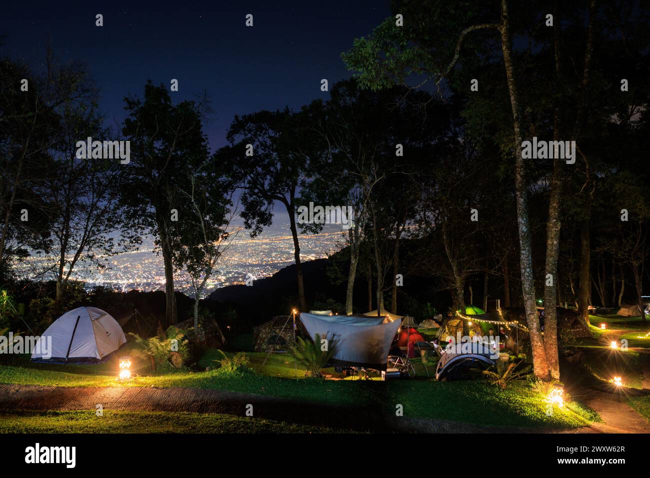 Serata nel tranquillo campeggio di Doi Pui Suthep con vista panoramica sulla città di Chiang mai, Thailandia Foto Stock