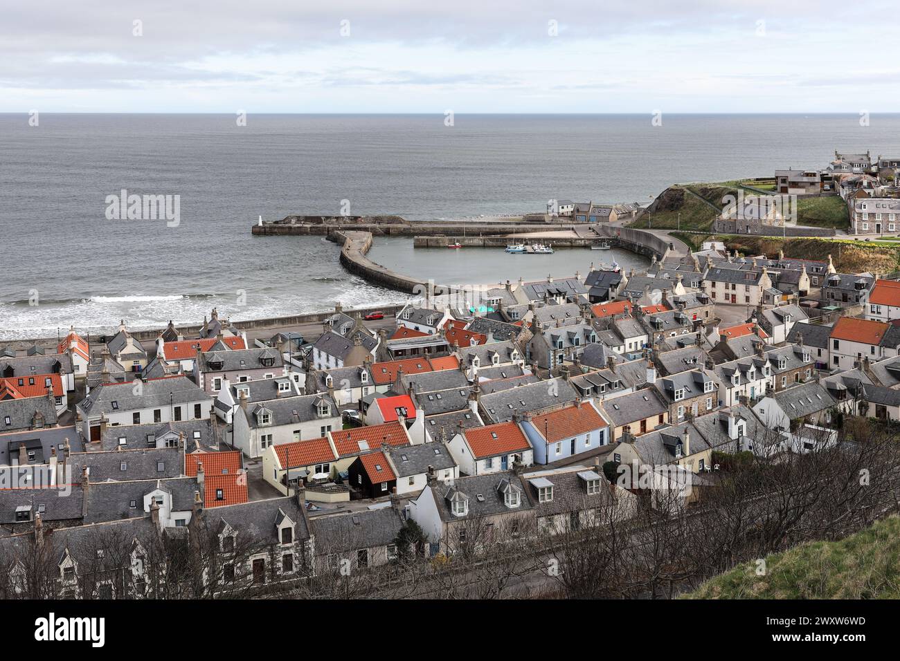 La vista sui tetti del villaggio costiero di Cullen in Spring, Moray, Scozia, Regno Unito Foto Stock