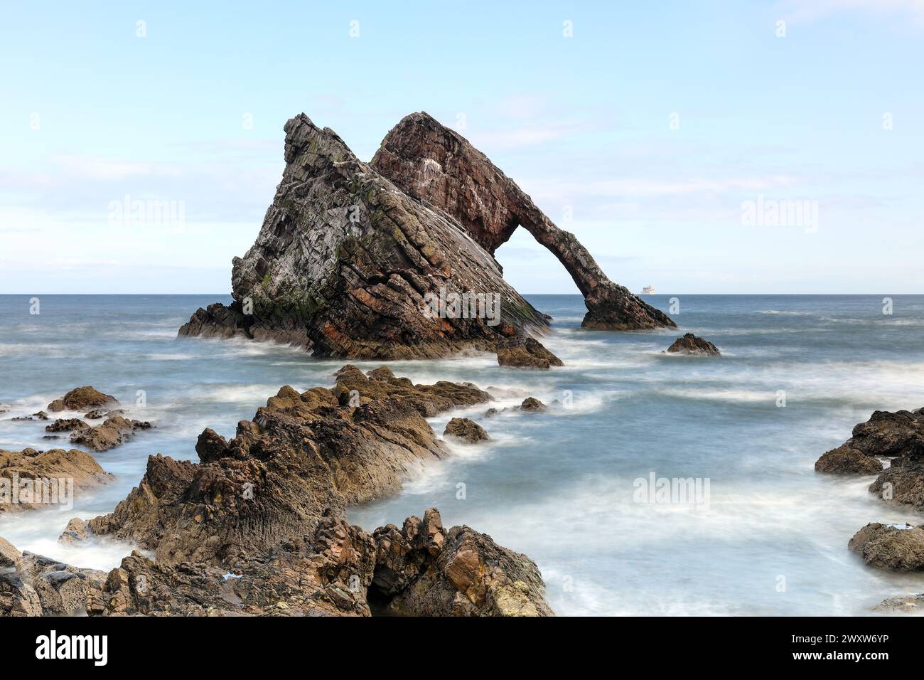 Bow Fiddle Rock vicino a Portknockie, murene, Scotland, Regno Unito Foto Stock