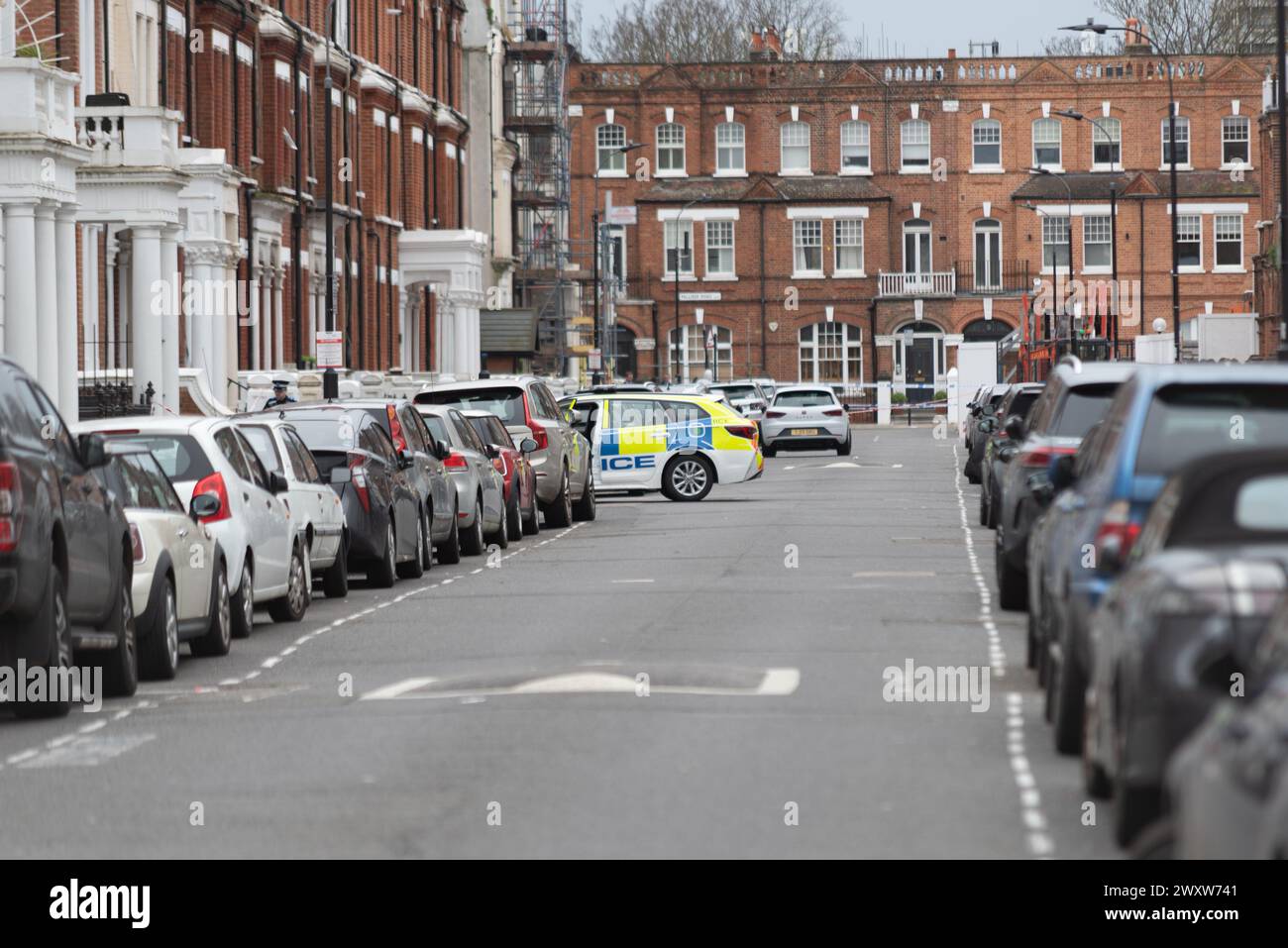 Comeragh Road, West Kensington, Londra, Regno Unito. 2 aprile 2024. Polizia e squadre forensi sono sulla scena di una sparatoria fatale a Comeragh Road. Un uomo di 21 anni è stato ucciso lunedì sera Foto Stock