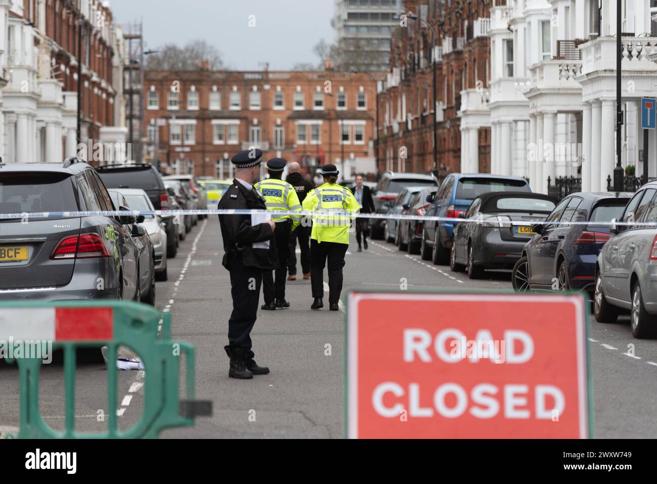 Comeragh Road, West Kensington, Londra, Regno Unito. 2 aprile 2024. Polizia e squadre forensi sono sulla scena di una sparatoria fatale a Comeragh Road. Un uomo di 21 anni è stato ucciso lunedì sera Foto Stock