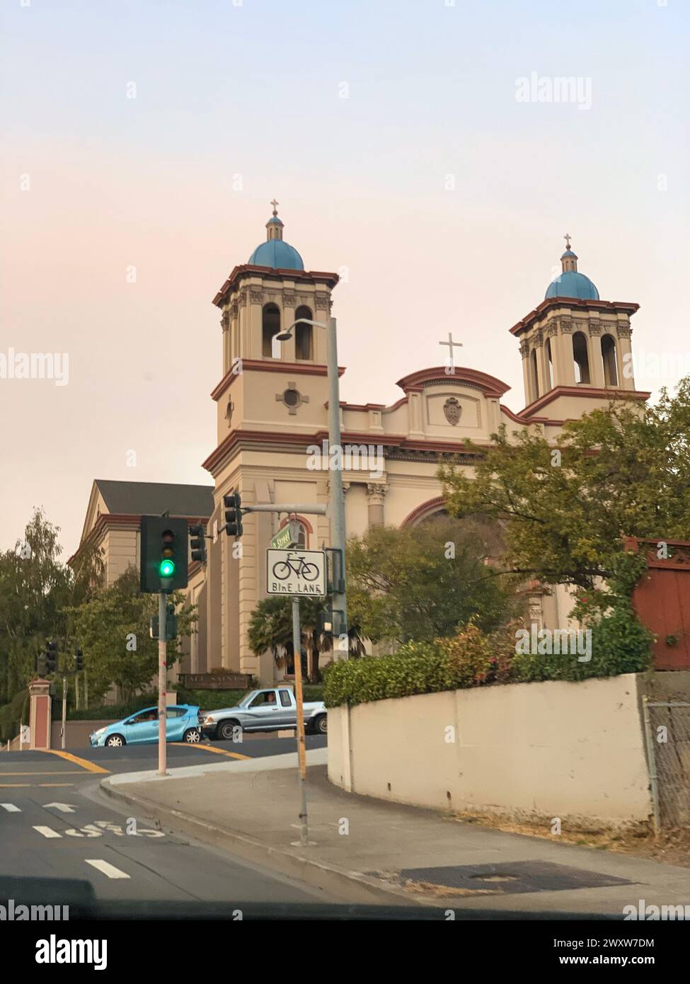 Incrocio con più semafori, chiesa sullo sfondo Foto Stock