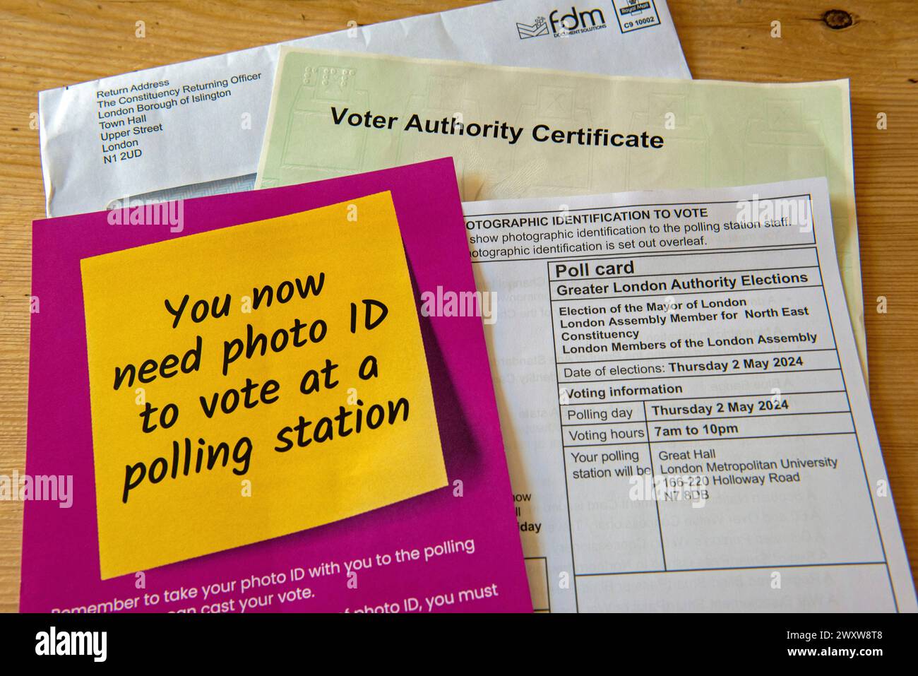 Certificato dell'autorità elettorale con scheda elettorale e opuscolo sull'ID elettore necessario per le elezioni. Elezione del sindaco di Londra 2 maggio 2024, Inghilterra, Brita Foto Stock