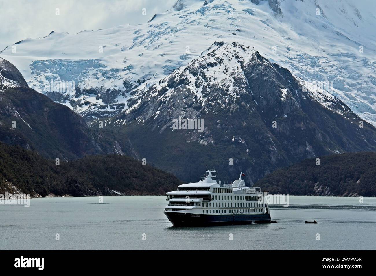 La nave esplorativa Australis ormeggiata a Pia Bay con gommoni rigidi per trasportare i passeggeri da e per il ghiacciaio Pia. Foto Stock