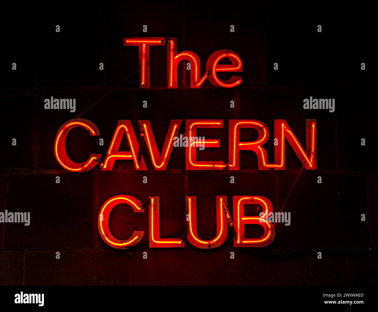 Insegna al neon per il Cavern Club, Mathew Street, Liverpool, Merseyside, Inghilterra, REGNO UNITO Foto Stock