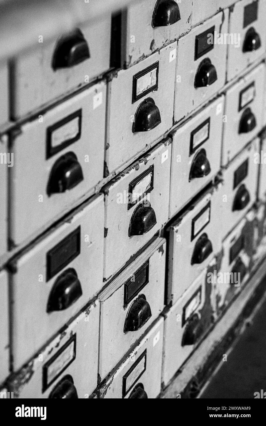Cassetti vintage per cataloghi di carte con vecchie etichette Foto Stock