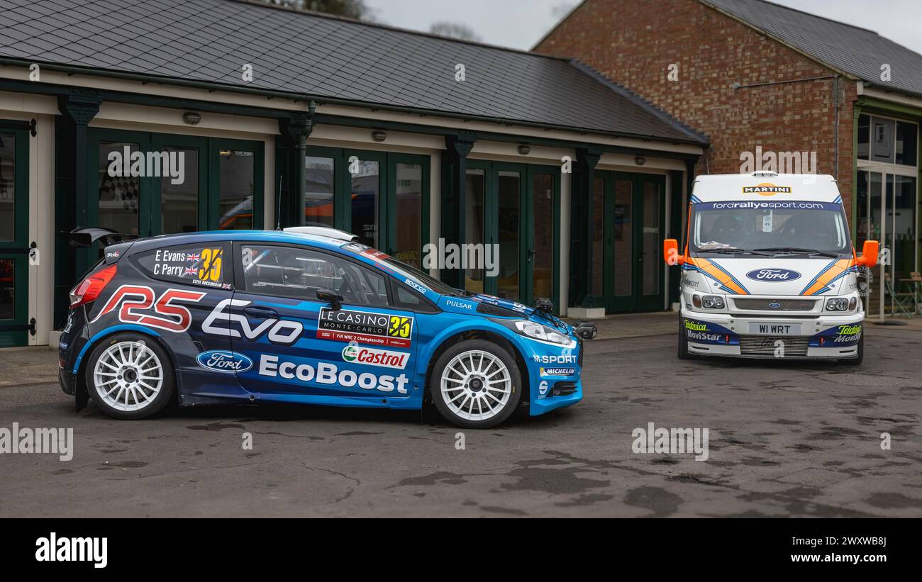 2015 WRC Ford Fiesta R5 e 2001 WRC Ford Transit, in mostra all'assemblea Motorsport tenutasi presso il Bicester Heritage Centre il 31 marzo 2024 Foto Stock