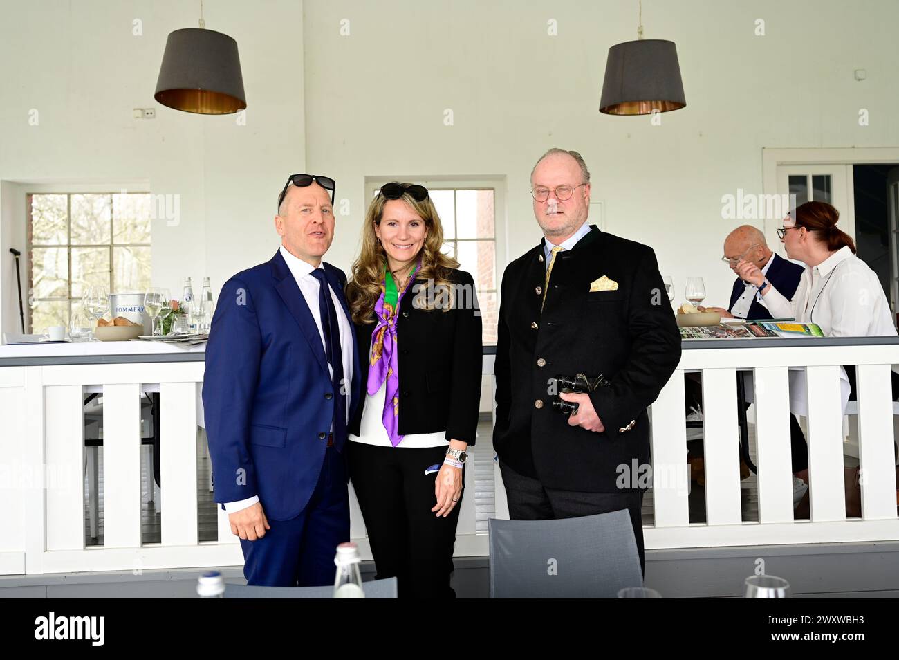 Lars-Wilhelm Baumgarten, Nadine Siepmann und Philipp Graf von Stauffenberg bei der großen Saisoneröffnung - Pferderennen auf der Rennbahn Hoppegarten. Foto Stock