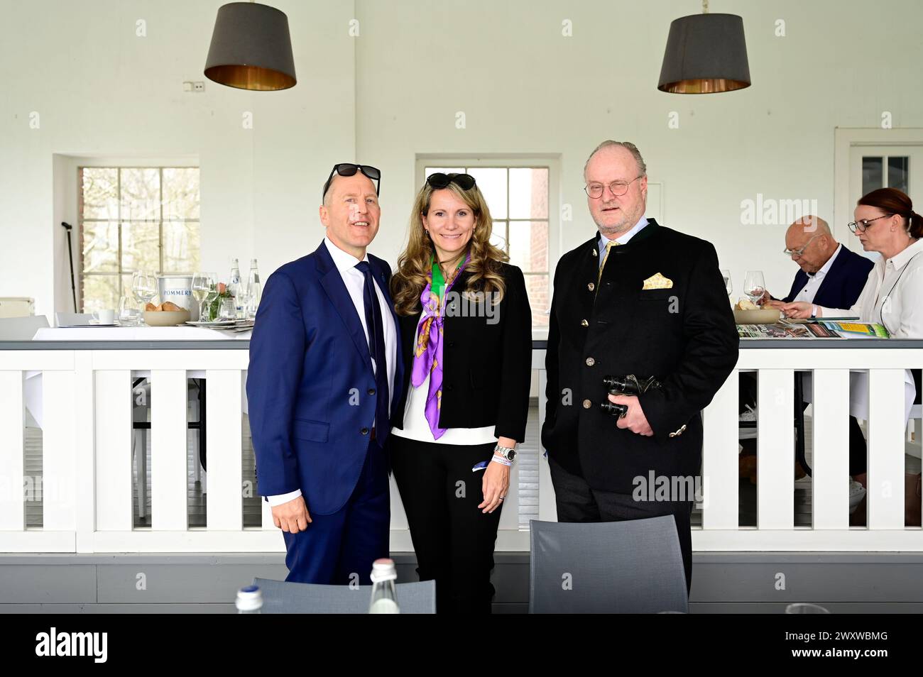 Lars-Wilhelm Baumgarten, Nadine Siepmann und Philipp Graf von Stauffenberg bei der großen Saisoneröffnung - Pferderennen auf der Rennbahn Hoppegarten. Foto Stock