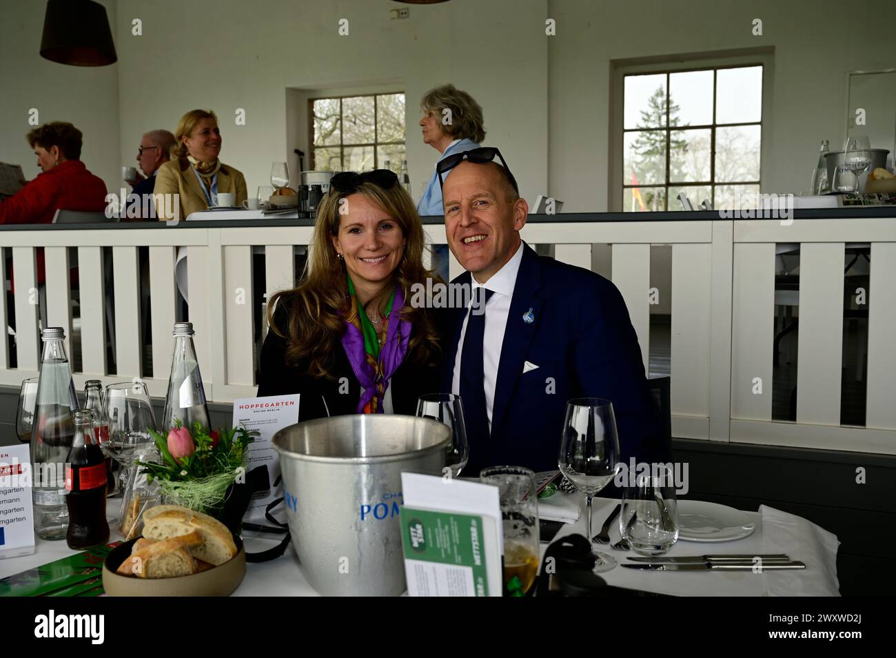 Nadine Siepmann und Lars-Wilhelm Baumgarten bei der großen Saisoneröffnung - Pferderennen auf der Rennbahn Hoppegarten. Berlino, 31.03.2024 Foto Stock