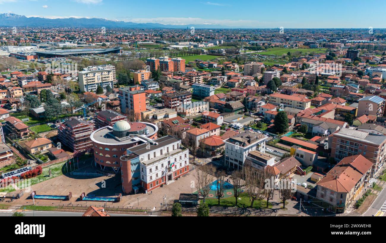 Vista aerea del comune di Limbiate, delle case e delle strade del centro. Tetti. Monza e Brianza. 02-04-2024. Italia Foto Stock