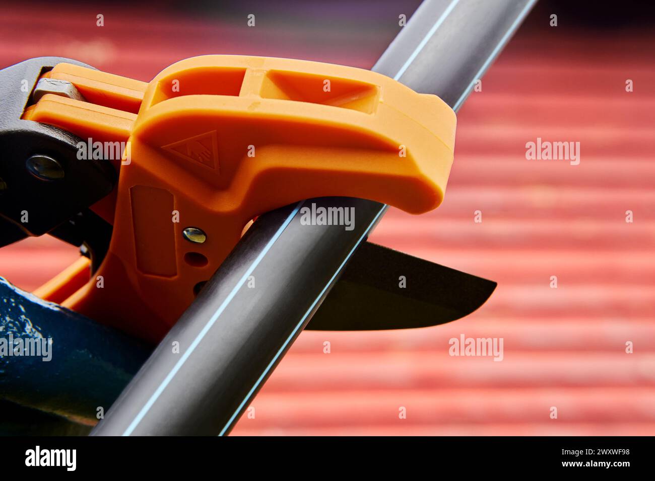 Tagliatubi con meccanismo a cricchetto per lavorare con tubi in HDPE. Foto Stock