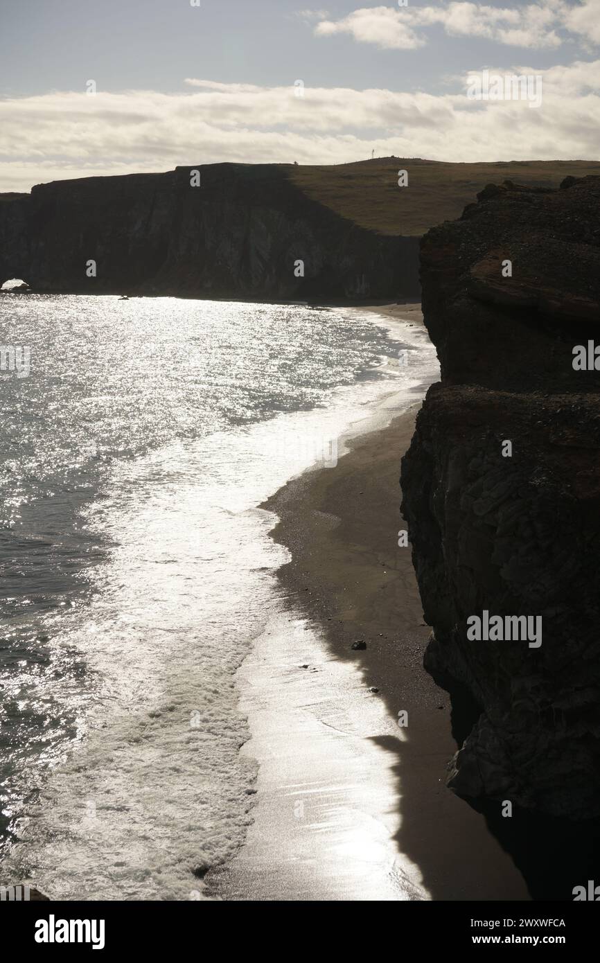 Reynisfjara, una spiaggia di lava nera sulla costa meridionale dell'Islanda vicino a Vik Foto Stock