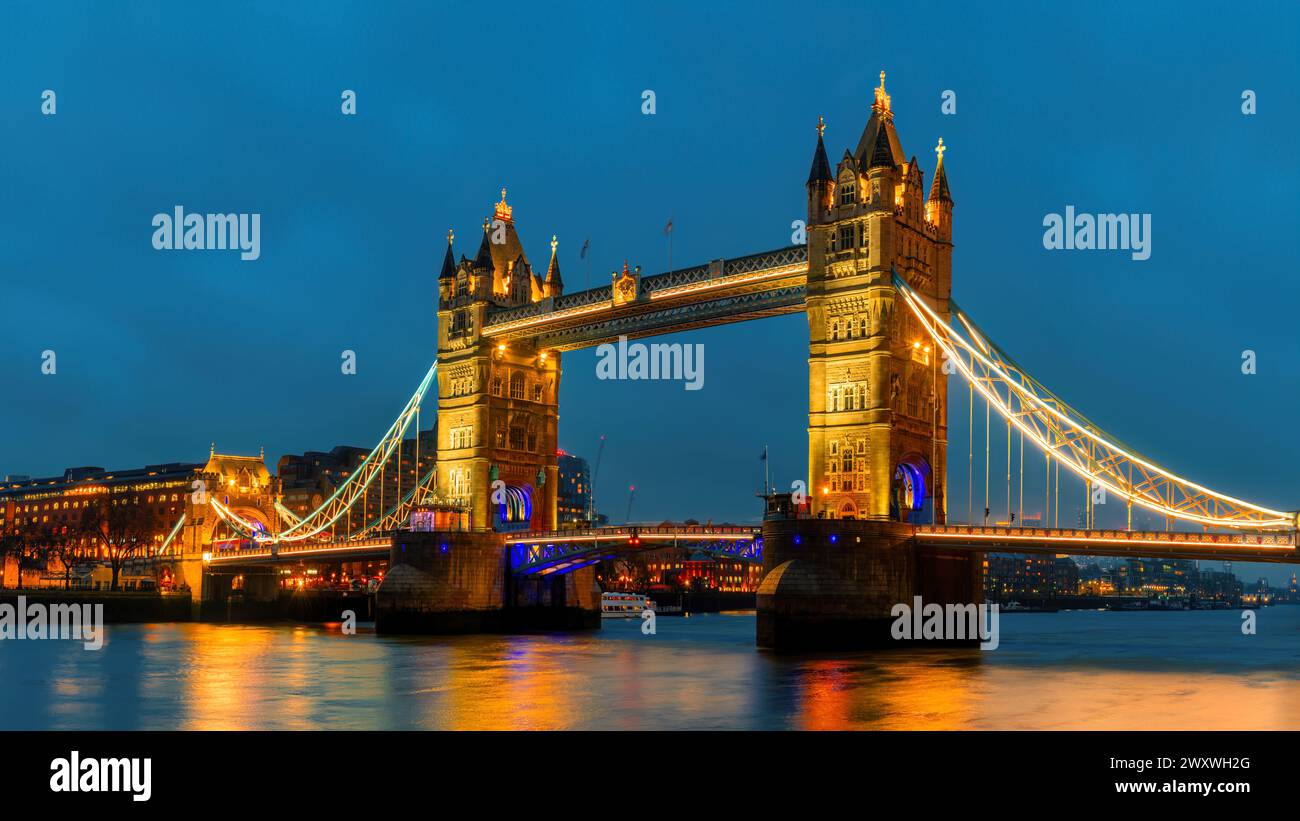 Londra, Inghilterra - Tower Bridge illuminato al crepuscolo, Londra, Inghilterra. Foto Stock