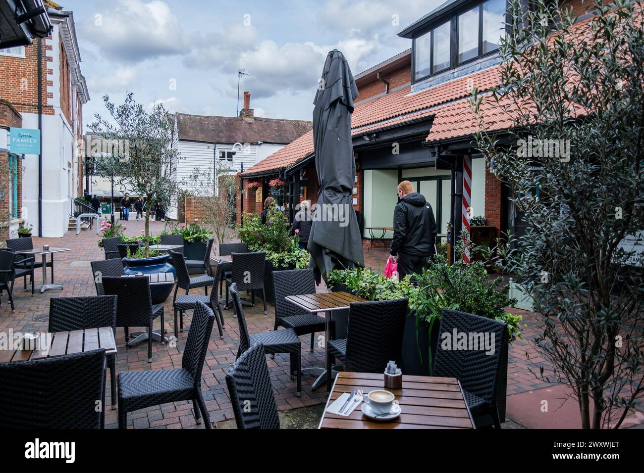 Epsom Surrey, Regno Unito, 2 aprile 2024, persone che camminano accanto a posti a sedere vuoti all'aperto Cafe o Coffee Shop senza clienti Foto Stock