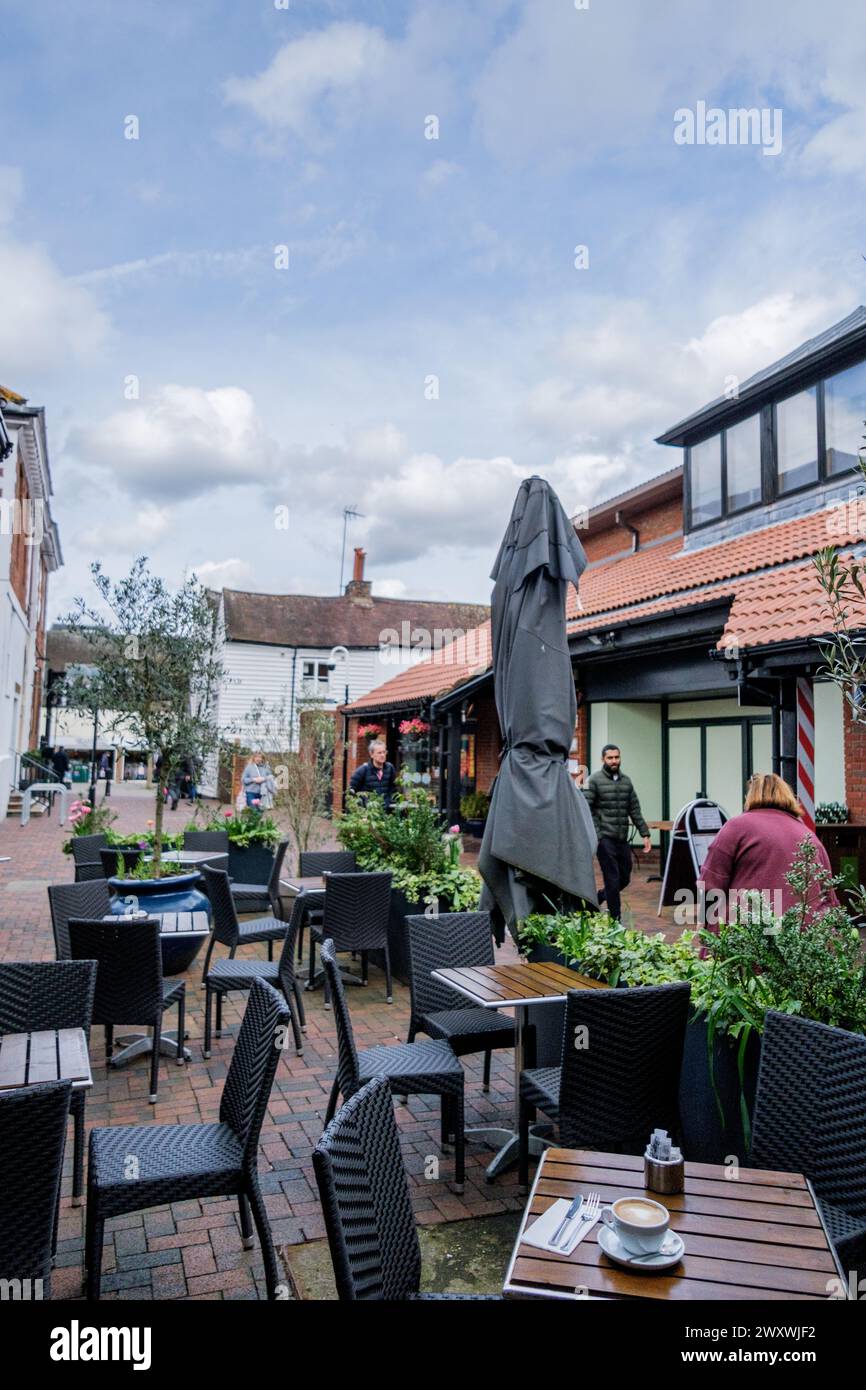 Epsom Surrey, Regno Unito, 2 aprile 2024, persone che camminano accanto a posti a sedere vuoti all'aperto Cafe o Coffee Shop senza clienti Foto Stock