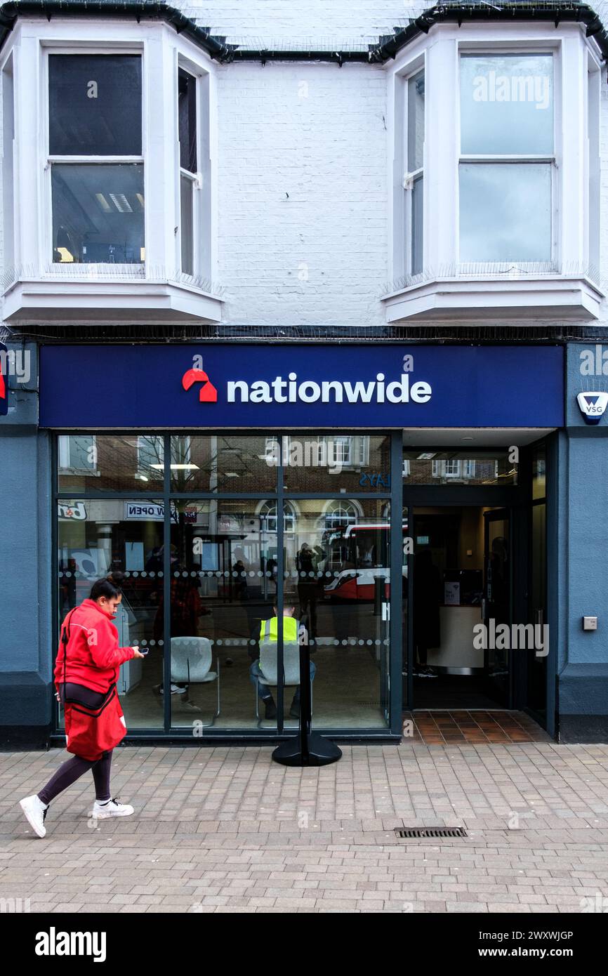 Epsom Surrey, Regno Unito, 02 aprile 2024, High Street Branch of Nationwide Building Society with People Walking Past Foto Stock