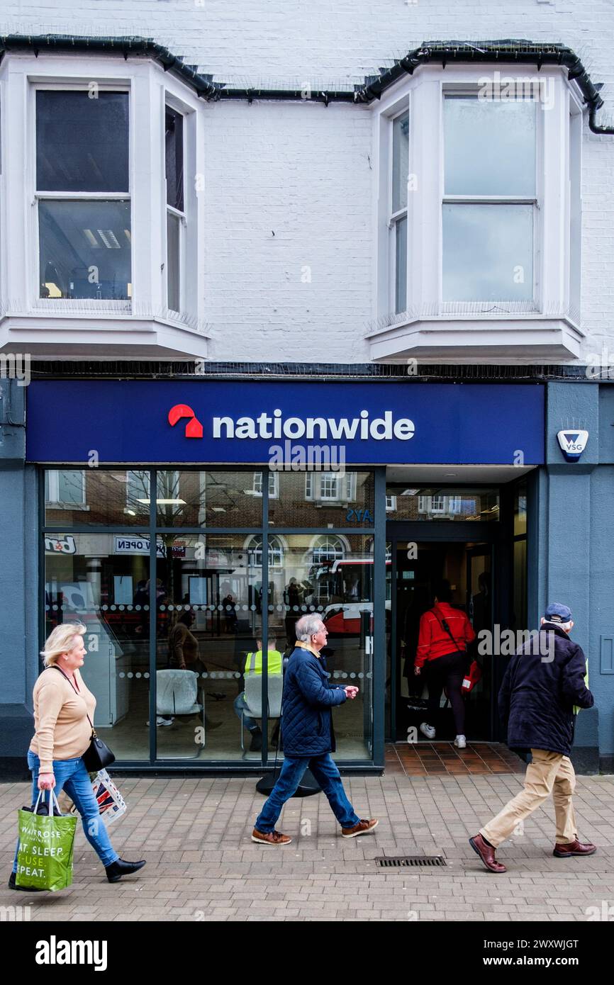 Epsom Surrey, Regno Unito, 02 aprile 2024, High Street Branch of Nationwide Building Society with People Walking Past Foto Stock