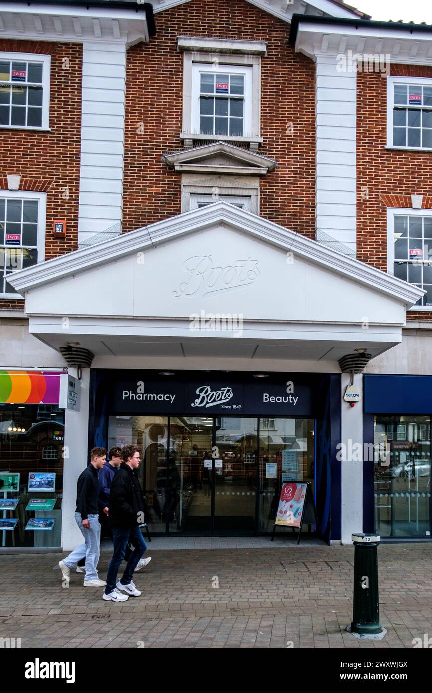 Epsom Surrey, Regno Unito, 02 aprile 2024, Boots Pharmacy Retail Chain Shop Entrance Building Exterior Foto Stock