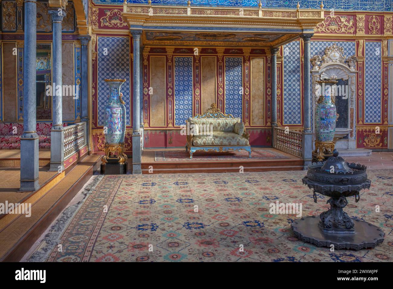 Interno della sala del trono all'interno di Harem, Palazzo Topkapi, Istanbul, Turchia Foto Stock