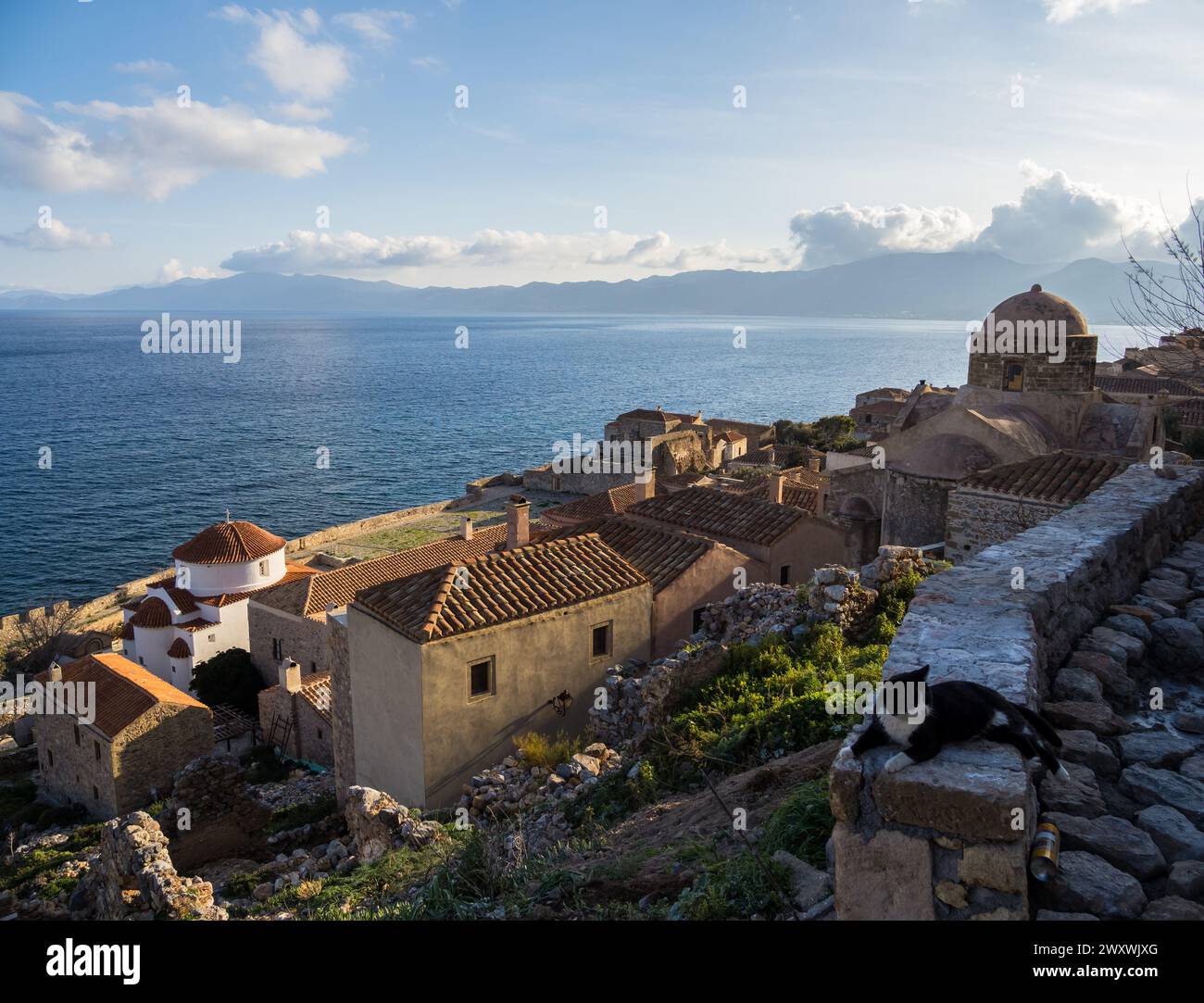 Vista del castello medievale di Monemvasia, situato vicino a Sparta, Grecia Foto Stock