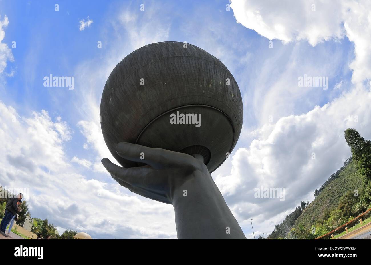 Bogotà, Colombia. 24-01-2024. ¬la mano di Dio ¬è un tributo al creatore di tutto ciò che si vede nel parco ecologico Jaime Duque. Foto: Jose Bula U. Foto Stock