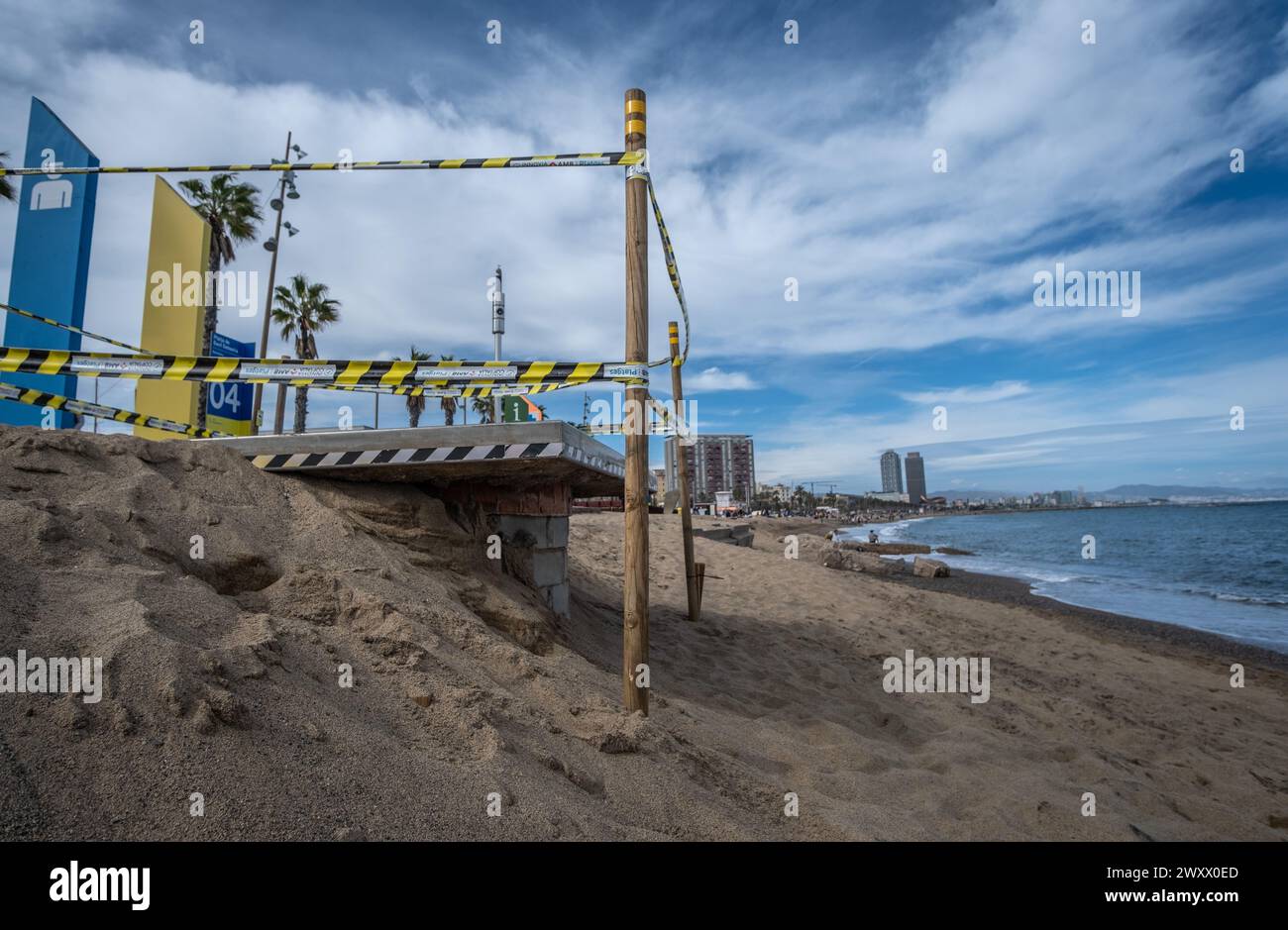 Barcellona, Spagna. 2 aprile 2024. L'area doccia sulla spiaggia di San Sebastián è interessata e fuori servizio da successive tempeste marine. Le successive e intense tempeste marine che hanno colpito le spiagge di Barcellona, soprattutto la scorsa settimana, rendono necessari costanti investimenti pubblici per riparare i danni alle frangiflutti e la sorveglianza, nonché la sostituzione di grandi quantità di sabbia per rifornire le spiagge della città. (Foto di Paco Freire/SOPA Images/Sipa USA) credito: SIPA USA/Alamy Live News Foto Stock