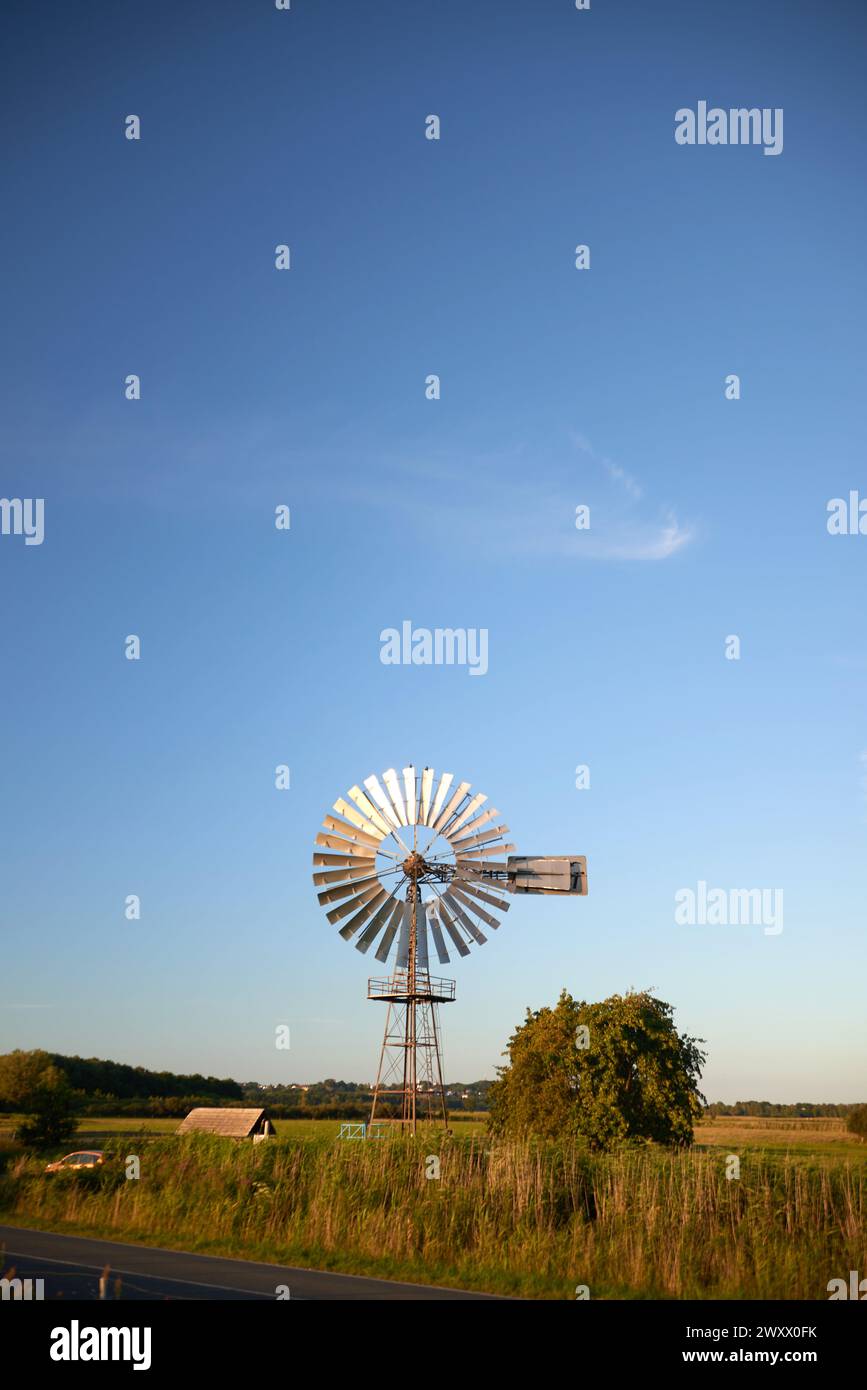 mulino a vento utilizzato per regolare il flusso d'acqua in agricoltura come pompa dell'acqua Foto Stock