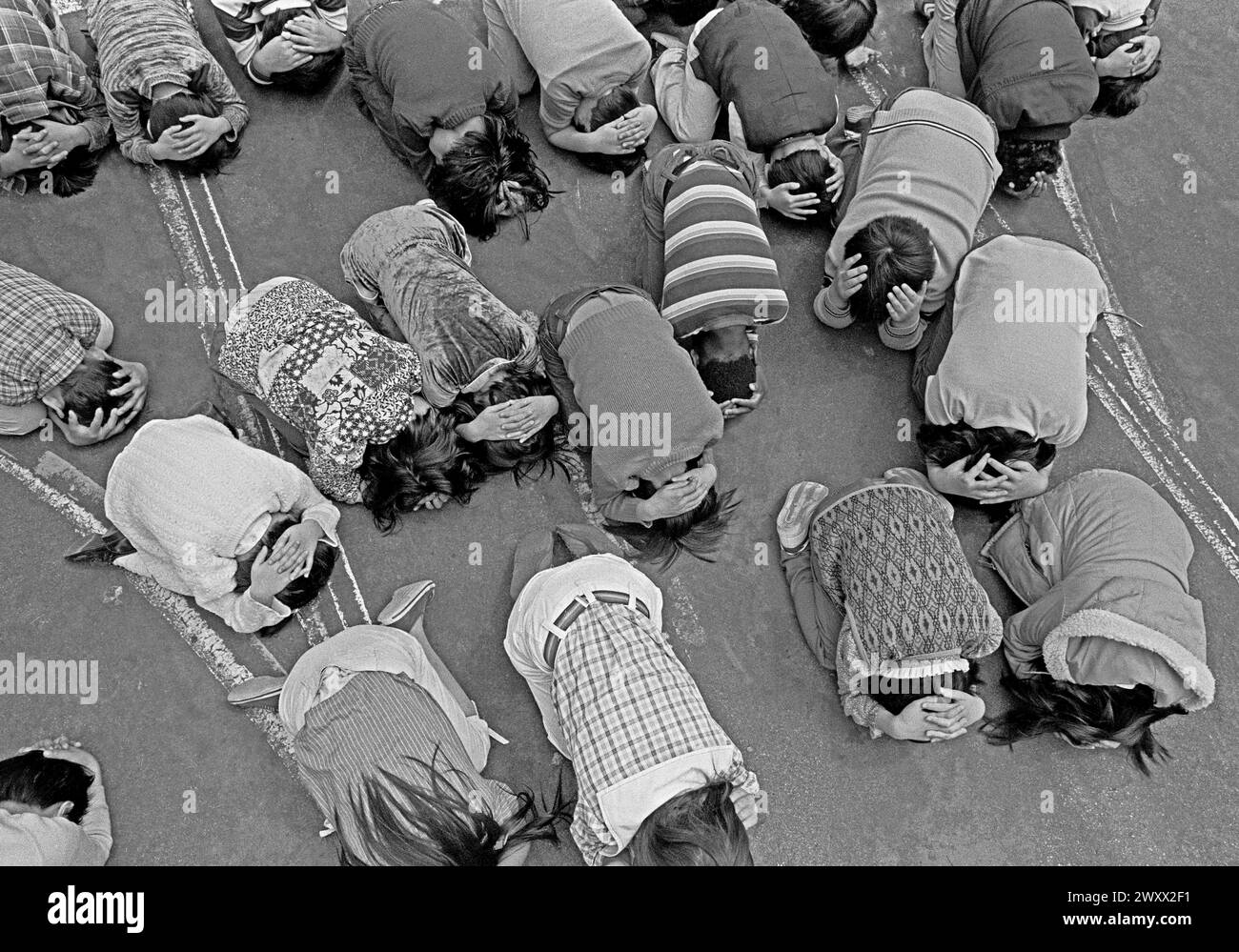 Esercitazione terremoto nel cortile della scuola elementare dei bambini di San Francisco. California. 1983 Foto Stock