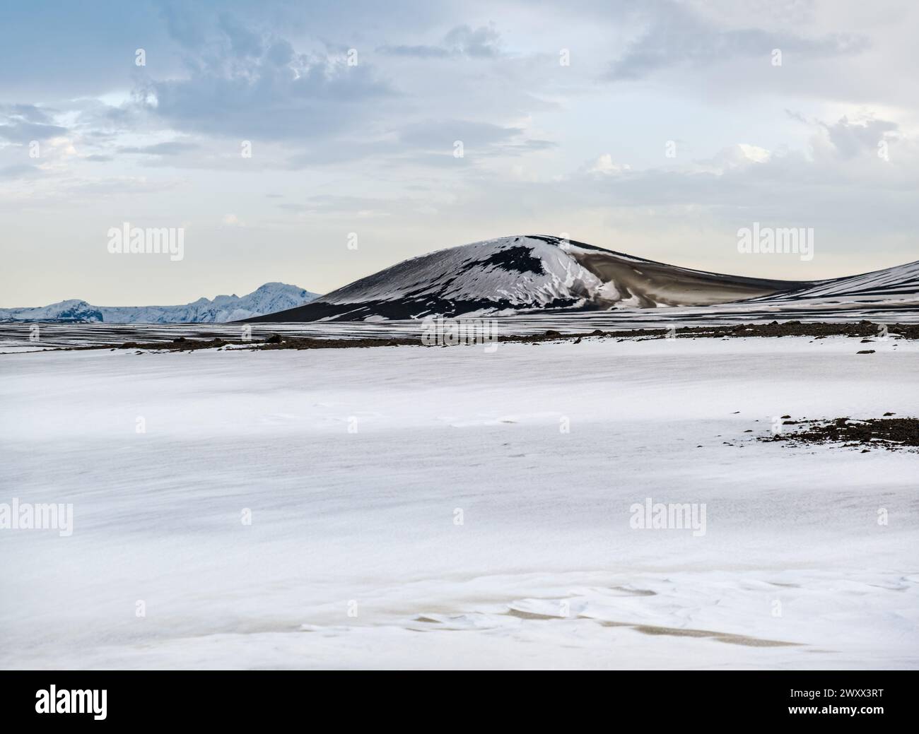 Montagne colorate Landmannalaugar sotto la neve in autunno, Islanda. Campi di lava di sabbia vulcanica in primo piano. Foto Stock