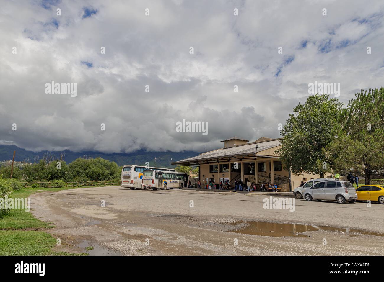 San Miguel de Tucuman, Argentina - 22 gennaio 2024: Turisti al terminal degli autobus di Tafi del Valle a Tucuman. Foto Stock