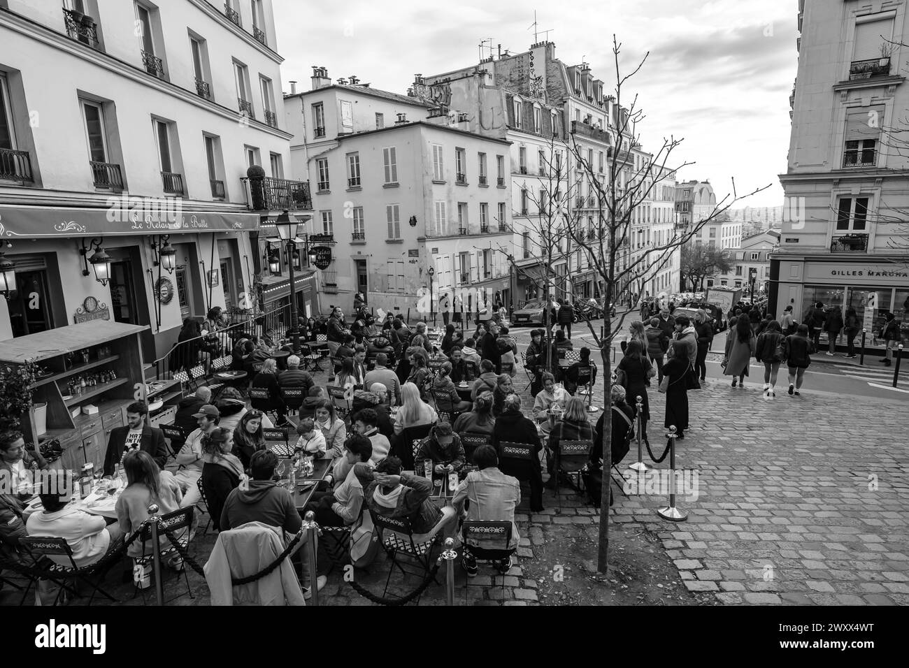 Parigi, Francia - 17 febbraio 2024: Veduta delle persone sedute all'aperto e gustate la cena e le bevande in un bar ristorante bistro a Parigi Francia Foto Stock