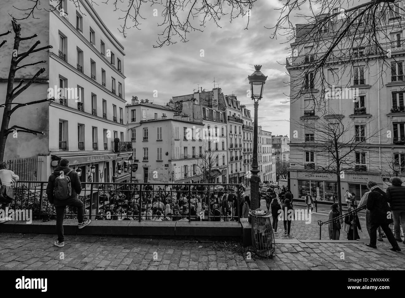 Parigi, Francia - 17 febbraio 2024: Veduta delle persone sedute all'aperto e gustate la cena e le bevande in un bar ristorante bistro a Parigi Francia Foto Stock