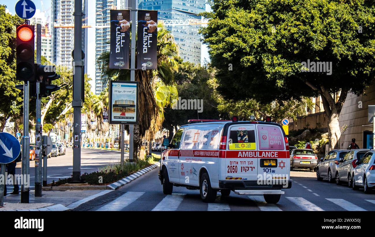 Tel Aviv, Israele, 4 marzo 2024 Israele ambulanza guida per le strade di Tel Aviv, una città emblematica e iconica di Israele Foto Stock