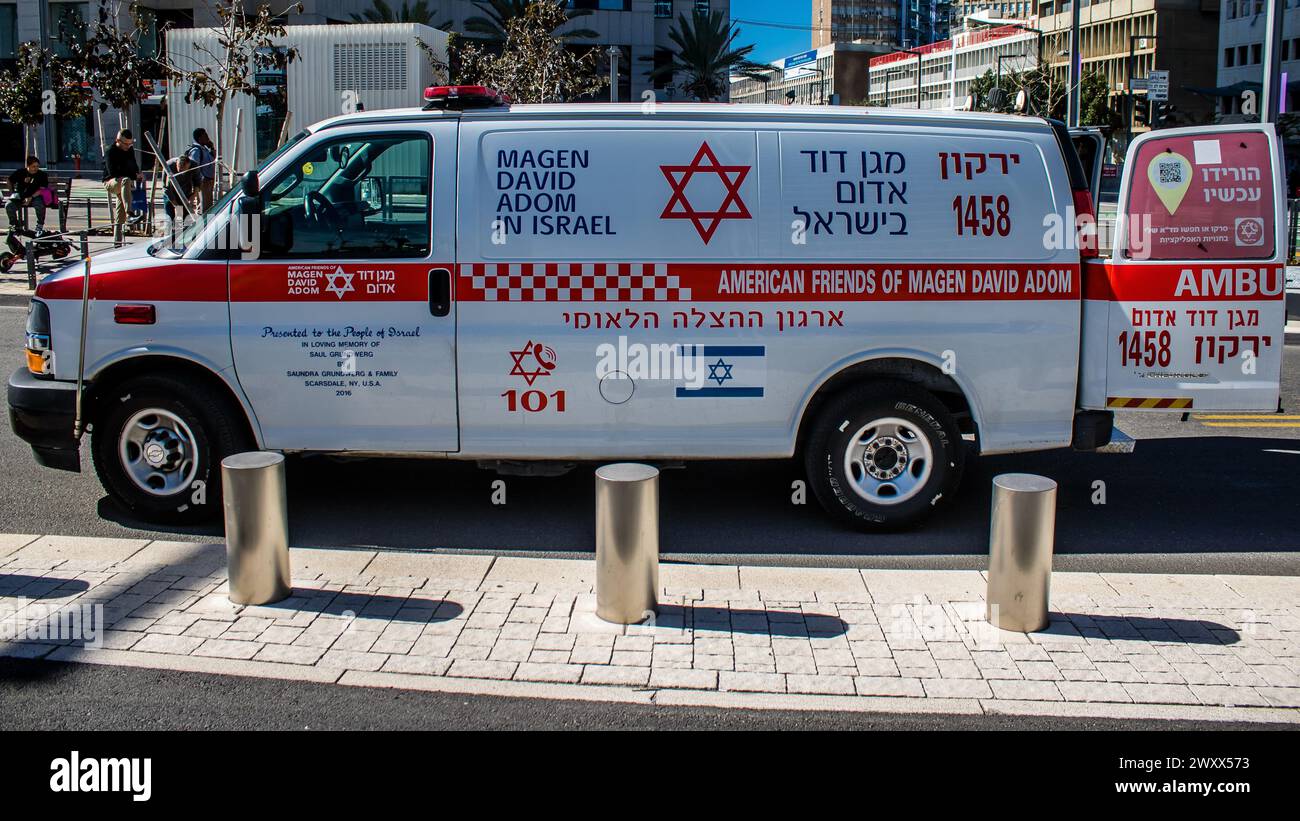 Tel Aviv, Israele, 1 marzo 2024 incidente stradale nella città di Tel Aviv tra un taxi e un ciclista, ha colpito il parabrezza. Ambulanza ed em Foto Stock
