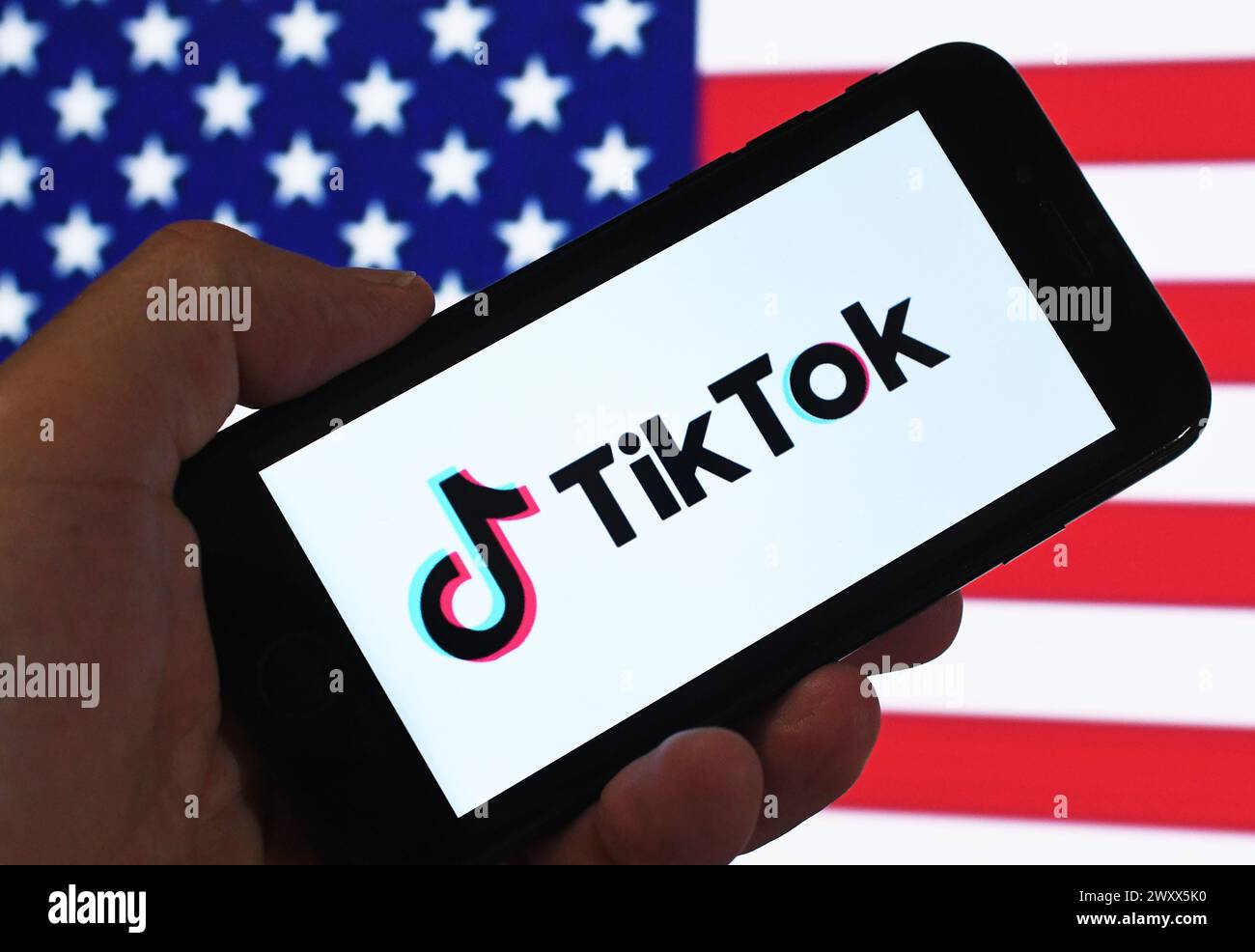 Il logo di TikTok, un'app mobile e un social network per la creazione e la condivisione di brevi video da parte della società ByteDance è visibile sullo schermo di uno smartphone. Il Foto Stock