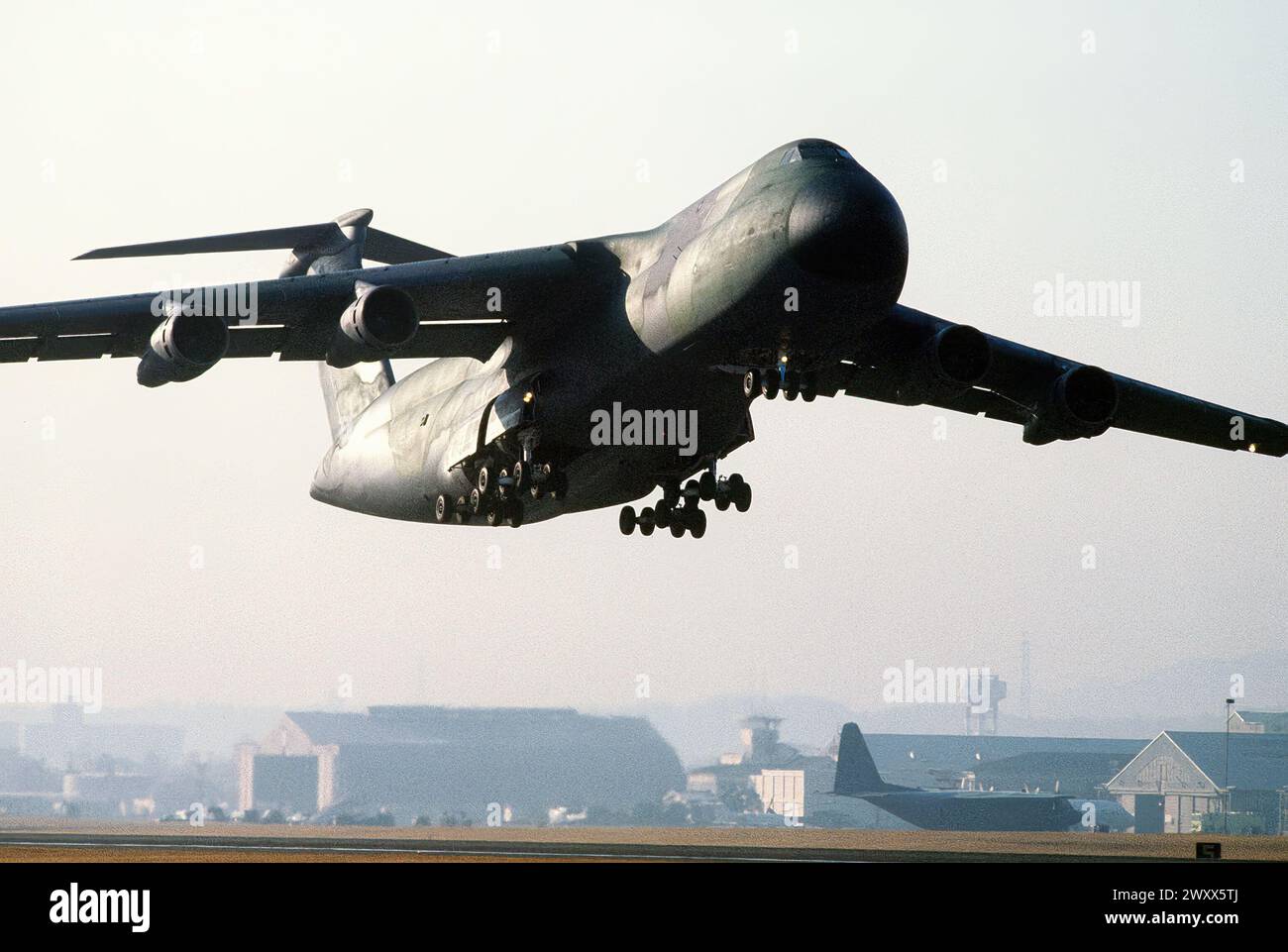 Vista frontale destra di un aereo C-5 Galaxy in avvicinamento per un atterraggio. Foto Stock