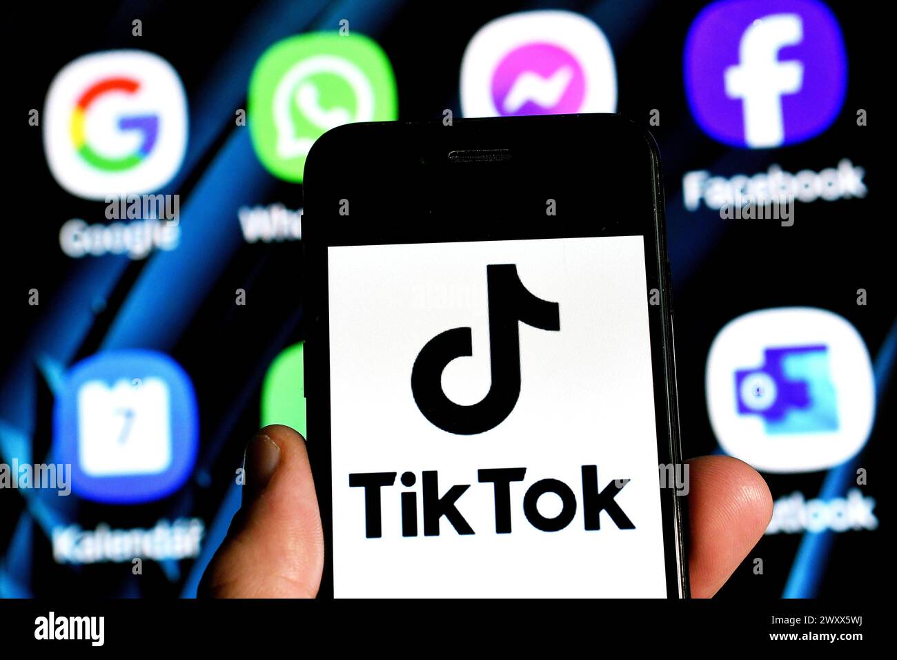 Il logo di TikTok, un'app mobile e un social network per la creazione e la condivisione di brevi video da parte della società ByteDance è visibile sullo schermo di uno smartphone. TH Foto Stock