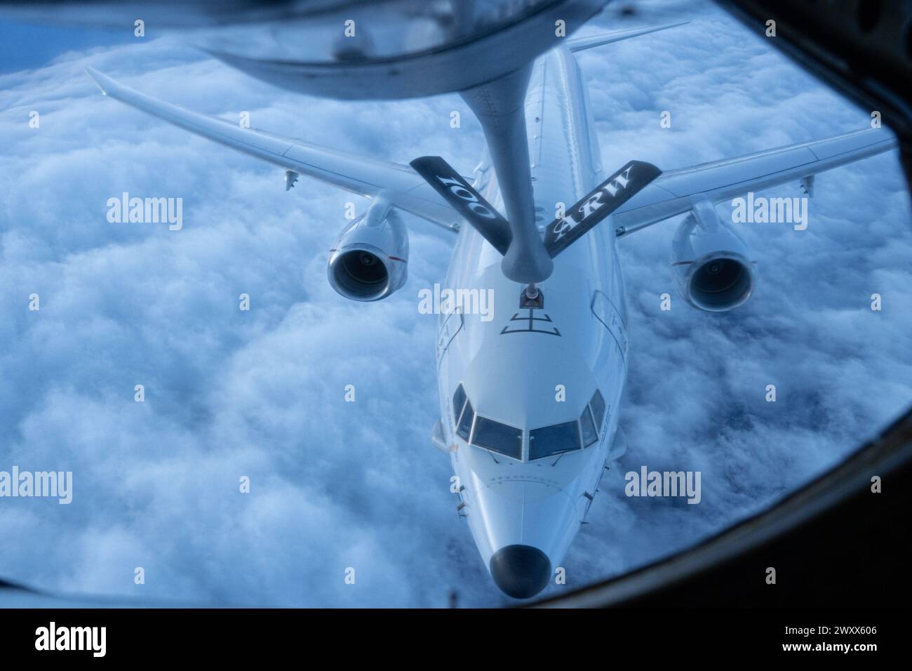 Un P-8 Poseidon della US Navy riceve carburante da un KC-135 Stratotanker dal 100th Air Refueling Wing, Royal Air Force Mildenhall, Inghilterra, sopra la Romania, il 29 marzo 2024. I KC-135 sono un moltiplicatore di forza che estende la portata di aerei da caccia, bombardieri, ricognizione e cargo. (Foto U.S. Air Force di Airman 1st Class Christopher Campbell) Foto Stock